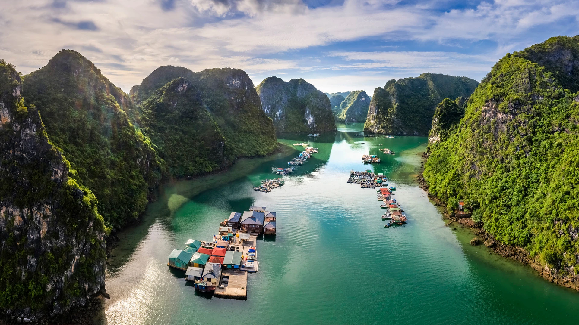 Cua Van floating fishing village and rock island, Halong Bay, Vietnam