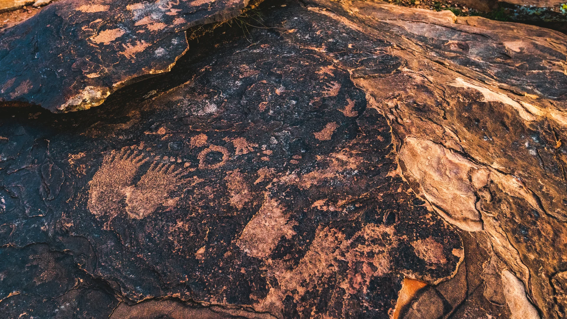 Murujuga footprint petroglyphs
