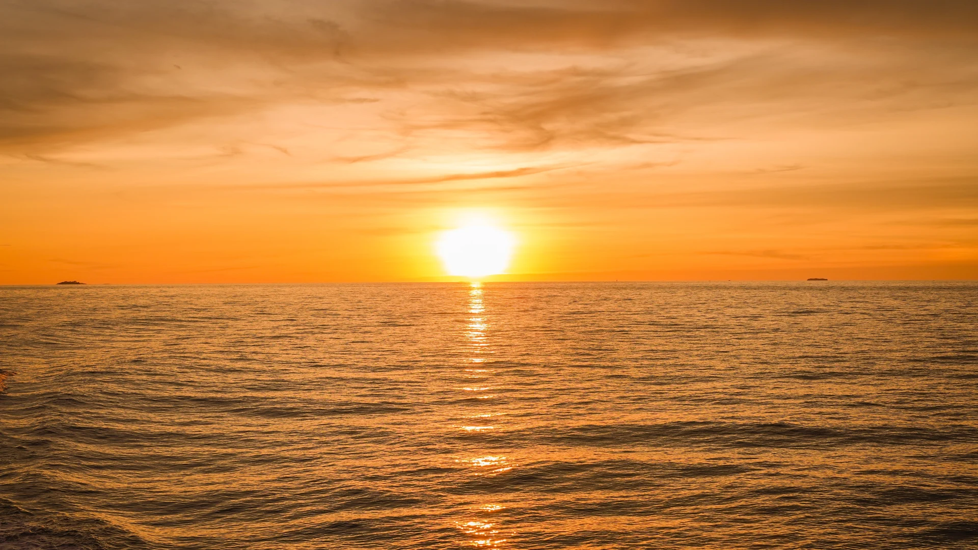 Calm open tropical sea horizon