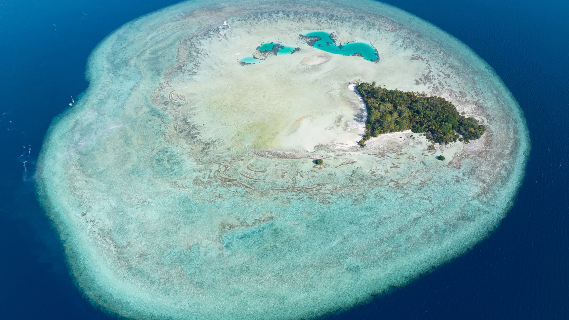 Idyllic reef-ringed island, PNG